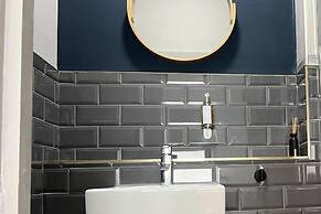 Sheffield Sanctuary - 4 Bedroom House