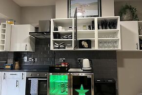 Sheffield Sanctuary - 4 Bedroom House