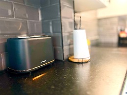 Sheffield Sanctuary - 4 Bedroom House