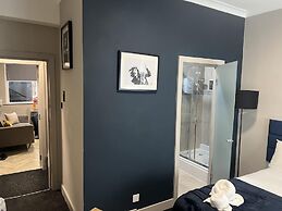 Sheffield Sanctuary - 4 Bedroom House