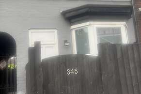 Sheffield Sanctuary - 4 Bedroom House