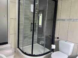 Sheffield Sanctuary - 4 Bedroom House