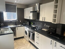 Sheffield Sanctuary - 4 Bedroom House