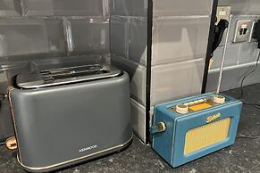 Sheffield Sanctuary - 4 Bedroom House