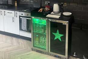 Sheffield Sanctuary - 4 Bedroom House