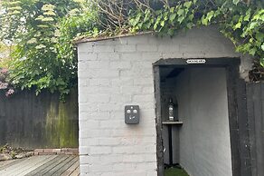 Sheffield Sanctuary - 4 Bedroom House