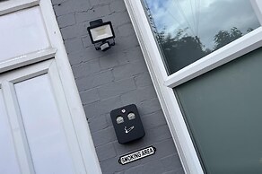 Sheffield Sanctuary - 4 Bedroom House