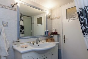 Urban Cosy 2 Bd Apt Near Metro w Balcony