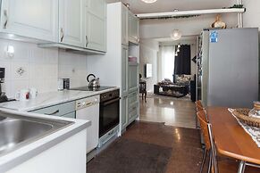 Urban Cosy 2 Bd Apt Near Metro w Balcony