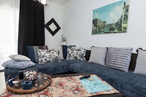 Urban Cosy 2 Bd Apt Near Metro w Balcony