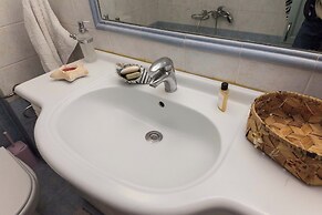 Urban Cosy 2 Bd Apt Near Metro w Balcony