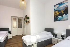 SquadGoals House - Fragola Apartments