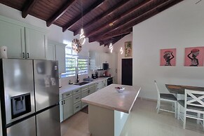 Condo With Pool - Sleeps 8 & bbq Facilities
