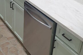 Condo With Pool - Sleeps 8 & bbq Facilities