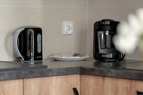 Apartment With Parking by Renters