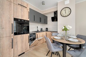 Apartment With Parking by Renters