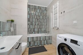 Apartment With Parking by Renters