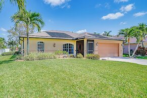 Cape Coral Home w/ Screened Porch: 4 Mi to Beach!