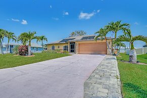 Cape Coral Home w/ Screened Porch: 4 Mi to Beach!