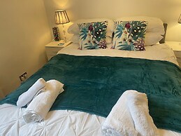 1 Bed Victorian Flat Sleeps 4 - Garden & Patio