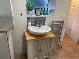 1 Bed Victorian Flat Sleeps 4 - Garden & Patio