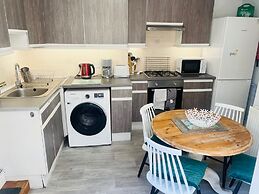 1 Bed Victorian Flat Sleeps 4 - Garden & Patio