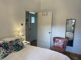 1 Bed Victorian Flat Sleeps 4 - Garden & Patio