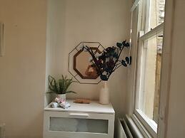 1 Bed Victorian Flat Sleeps 4 - Garden & Patio