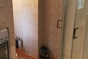 1 Bed Victorian Flat Sleeps 4 - Garden & Patio