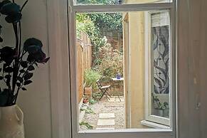 1 Bed Victorian Flat Sleeps 4 - Garden & Patio
