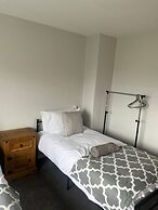 Comfortable 3 Bedroom House-ng5,sleeps 5