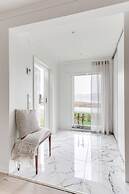 Captivating 3-bed Villa in Halanda With Lake View