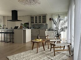 Captivating 3-bed Villa in Halanda With Lake View