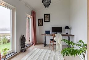 Captivating 3-bed Villa in Halanda With Lake View