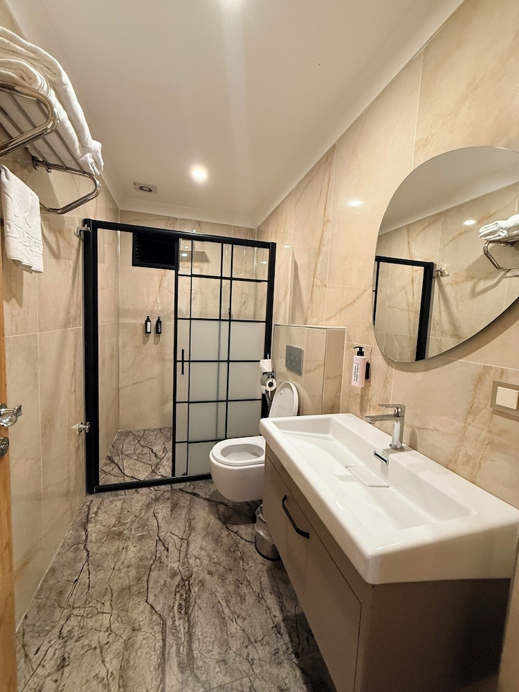 Rena Grand Residence & Suite
