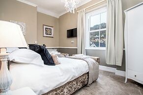 Lansdowne House with Private Car park