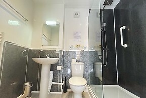 Lansdowne House with Private Car park