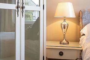 Lansdowne House with Private Car park