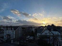Lansdowne House with Private Car park