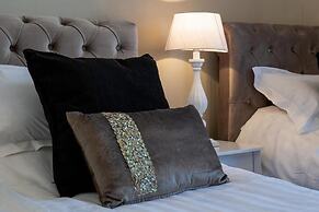 Lansdowne House with Private Car park