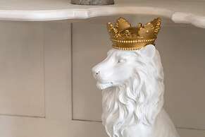 Lansdowne House with Private Car park