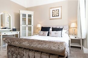 Lansdowne House with Private Car park