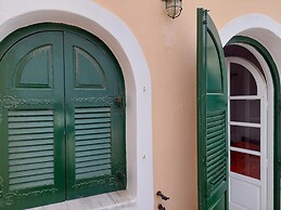 Akrotiri Cosy Studio with Patio and View