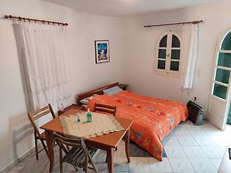 Akrotiri Cosy Studio with Patio and View