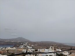 Akrotiri Cosy Studio with Patio and View