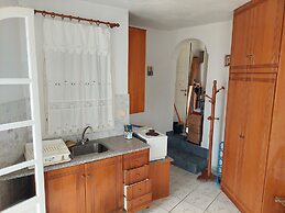 Akrotiri Cosy Studio with Patio and View