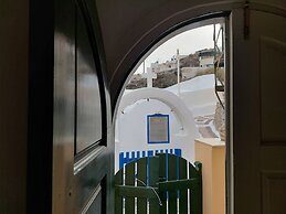 Akrotiri Cosy Studio with Patio and View