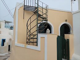 Akrotiri Cosy Studio with Patio and View