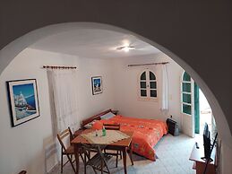 Akrotiri Cosy Studio with Patio and View