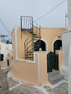 Akrotiri Cosy Studio with Patio and View